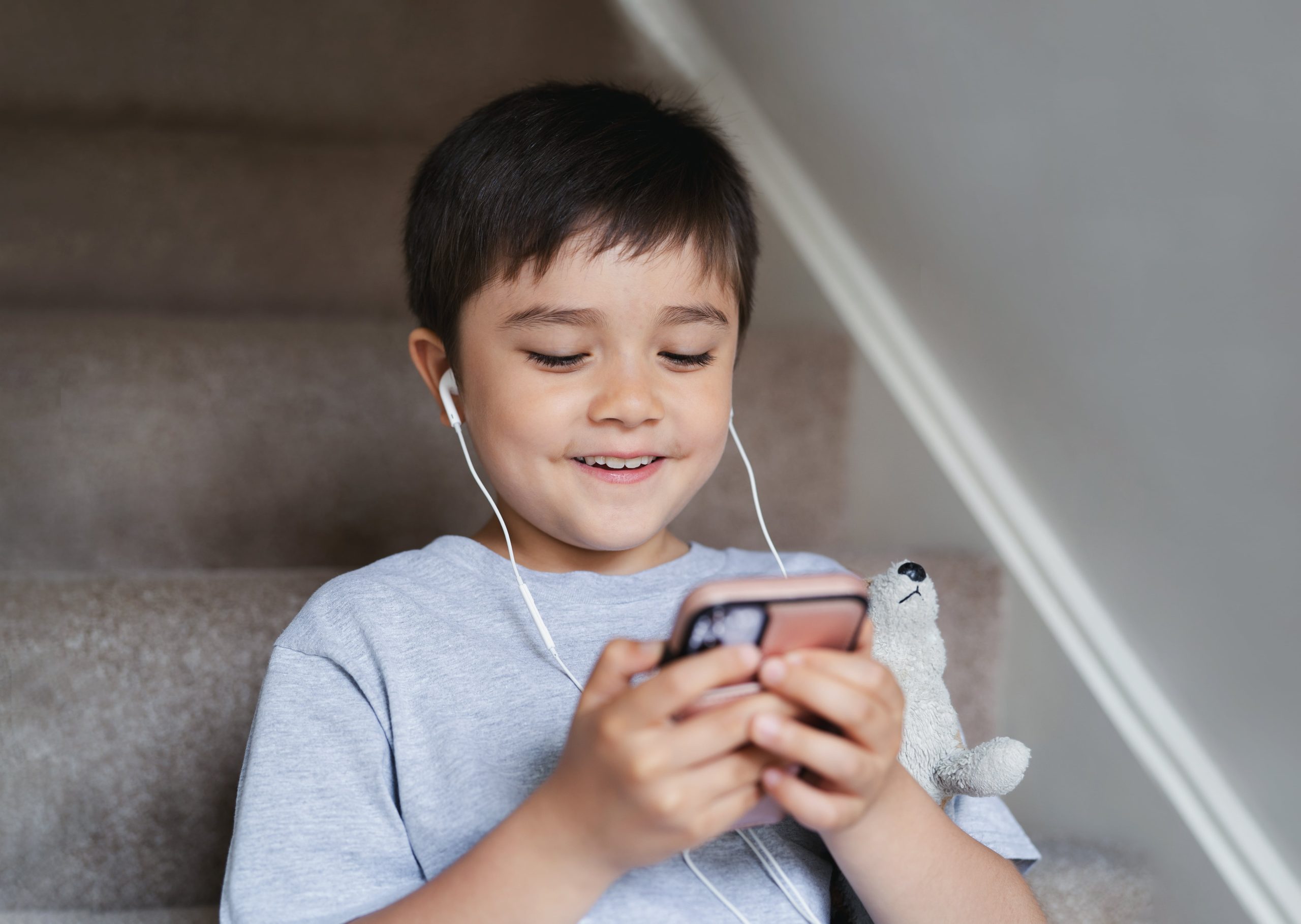 A qué edad pueden tener celular los niños