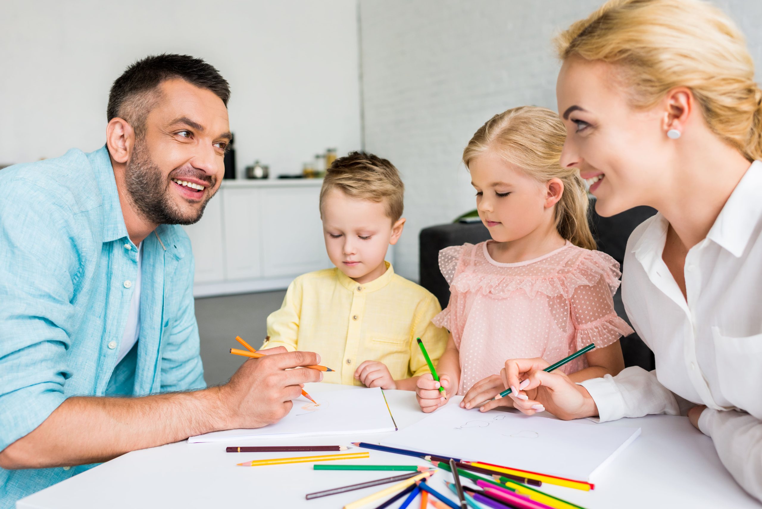 ¿Cómo enseñar a colorear a un niño?